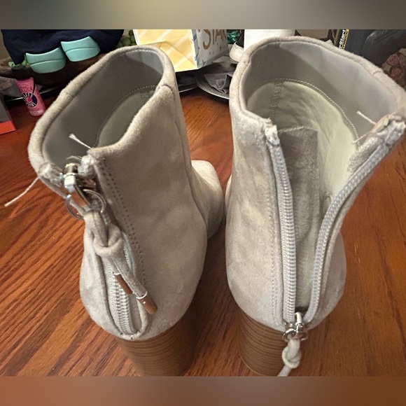 Journee Collection Women's Audrina Stacked Heel Dress Booties 8.5 / Retail $90 - Picture 2 of 9